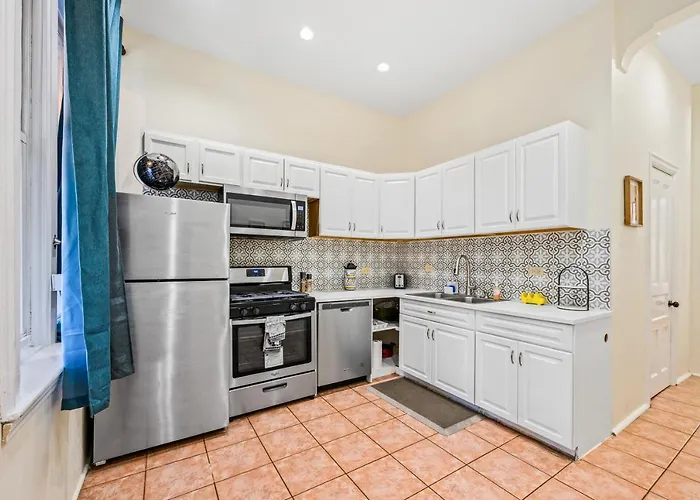 Lincoln Park Gem Apartment